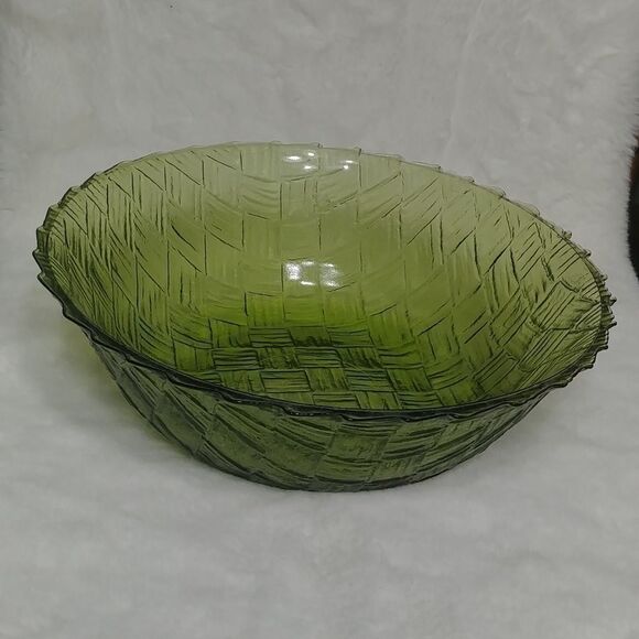Vintage Indiana Glass Weavetex Glassware Avocado Green Basket Weave Bowl 9in dia - Picture 2 of 8
